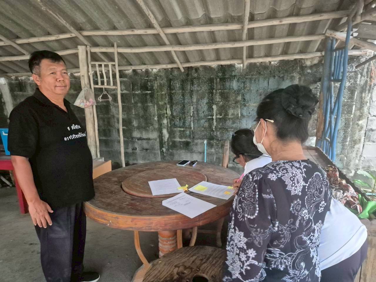 พช.บางปะกง ลงพื้นที่ติดตามการชำระเงินกองทุนพัฒนาบทบาทสตรี ตำบลพิมพา